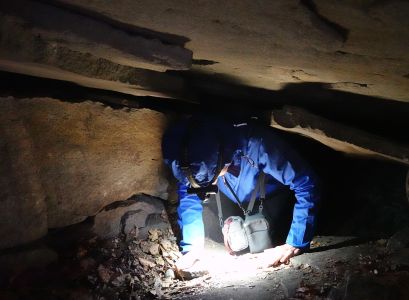 Kamila v jeskyni větrů.