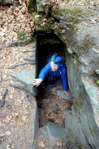 Kamila sestupuje do větrné jeskyně - Wietrzna Dziura - Smocza Jama.