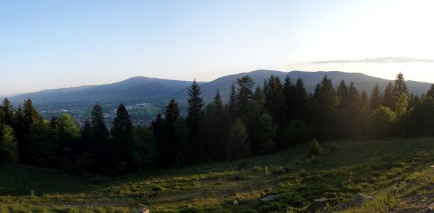 Slezské Beskydy z Rogacze - vpravo je hřeben Szyndzielnia , vlevo Skrzyczne.