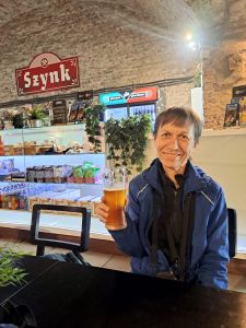 Kamila si dává pivo v nejhlubší hospodě Evropy - 320 metrů pod zemí.