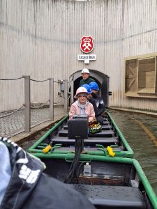 Na loď jsme nastoupili několik desítek metrů pod zemí ...