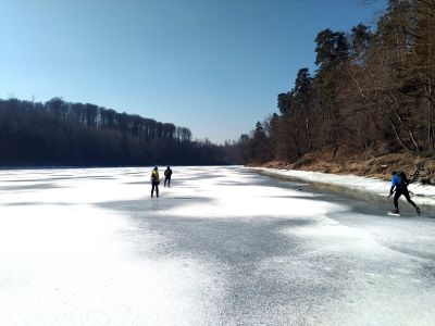Sněhu na ledu přibývá, občas se dá jet po náledi.