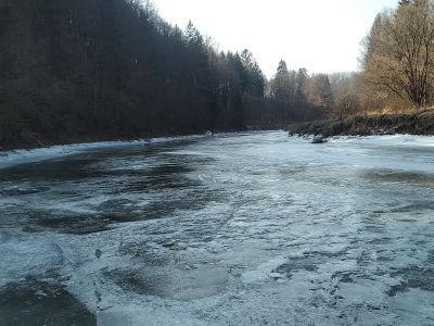Radek a Honza se snaží dojet co nejdál, ale led už není kvalitní.