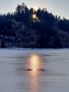 Začíná krásný západ slunce.