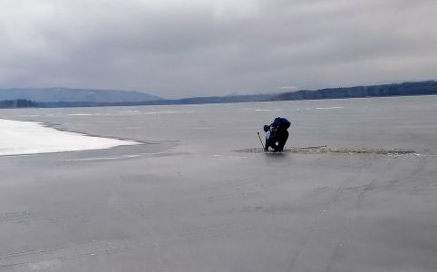 Přes totálně se rozpadající se led jsem dokráčel ke břehu.