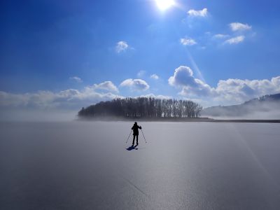 Za ostrůvkem se mlha konečně začala rozplývat.