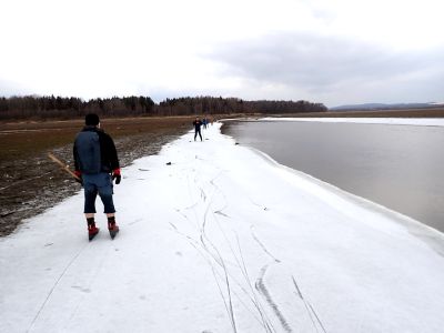 Na konci jsme bruslili po náledi podél proudící Čierné Oravy.
