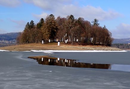 Křížová cesta se odráží ve vodě trhliny.