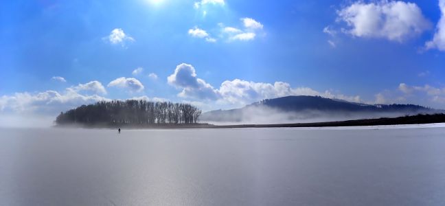 Za ostrůvkem se mlha konečně začala rozplývat.
