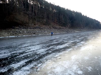 Bruslíme brzo ráno po bublinaté Otavě.