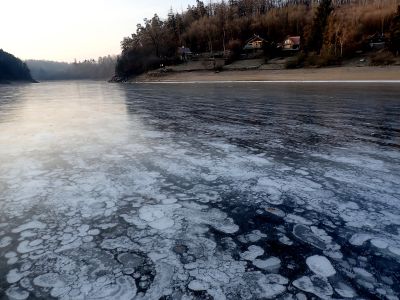 Bruslíme brzo ráno po bublinaté Otavě.