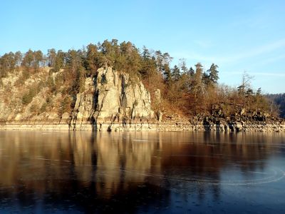 Pod Zvíkovem se ráno ještě krásně zrcadlí skály, odpoledne už je tu led obruslený jako na stadiónu.