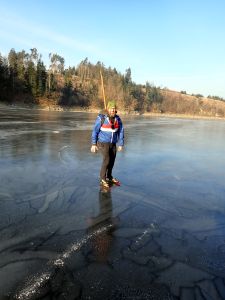 Někdo má hůl v ruce, někdo ji má na zádech.