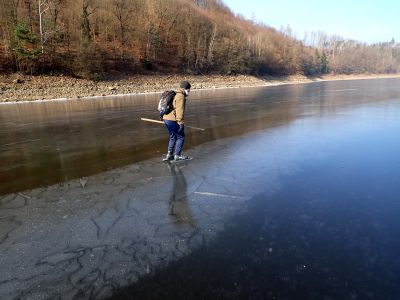 Vracíme se po pásu dlaždic.