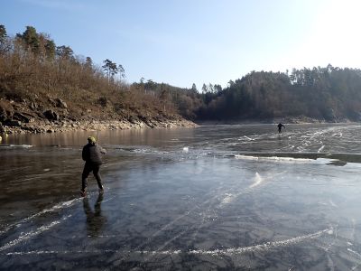 Honza se rozjíždí ke skoku.