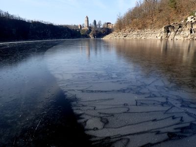 Po pásu dlaždic se vracíme ke Zvíkovu.