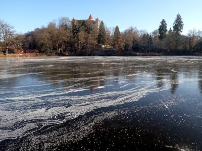 Toto nejsou obrazce v ledu, ale na ledu!