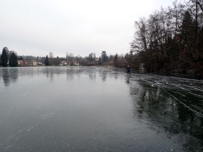 Na Jevanském rybníku již bruslilo hodně lidí.