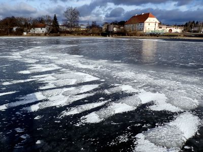 Na led Labutě se dá vstoupit od silnice na jih od Myštic.