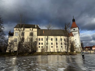 Zámecký rybník v Blatné – další snímek do sbírky bruslení před krásnými českými hrady a zámky.
