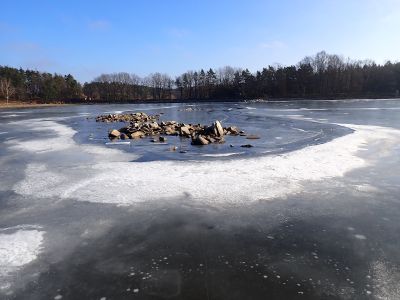 Za ostrůvkem žulových kamenů bylo jediné místo se slabším ledem.