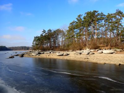 Kadovský viklan je jen kilometr odtud.