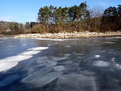 Krásné malby v ledu vyniknou při plném slunci.