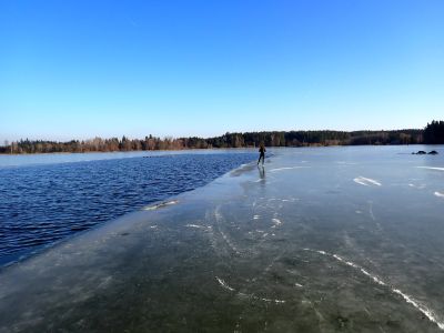 Radim jede velmi těsně podél vody.