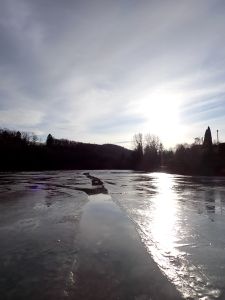 Pod zámkem se dalo dobře bruslit jen v bývalých drahách.