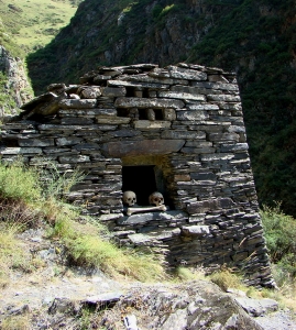 Trek do Satili - Mutso - dobre strezena hrobka