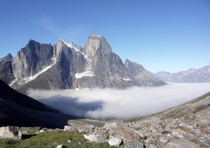 Obrovský masív Ketilu vyrůstá z ranní mlhy
