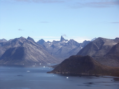 Věž Kirkespiret v hřebeni nad Tesermiut fjordem