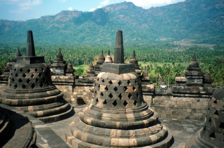 Borobudur - nejvyšší terasa - symbol osvícení