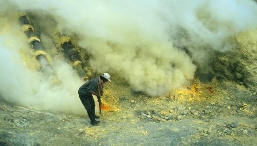 Kawah Ijen - těžba síry