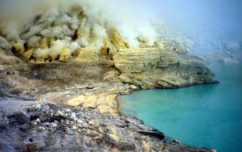 Kawah Ijen - nejkyselejší jezero na světe - 0,4 ph