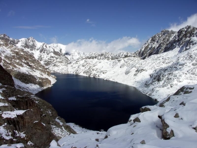 Za rohem se objevuje temné jezero Lac du Basto