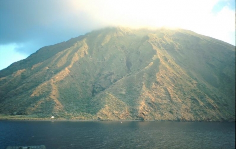 Stromboli - sopka ve dne