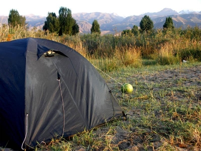 Tábořiště na pláži jezera Issyk-kul
