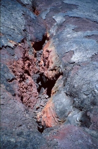 Nádherně zbarvená eruptivní trhlina