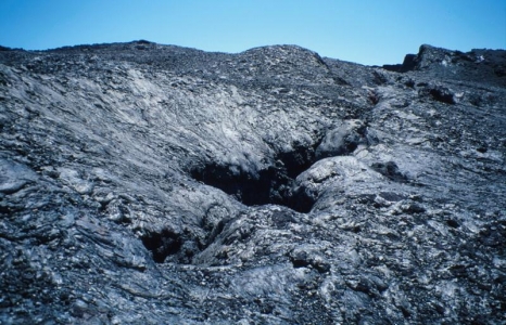 V okoli této eruptivní trhliny je láva jakoby ze zlata