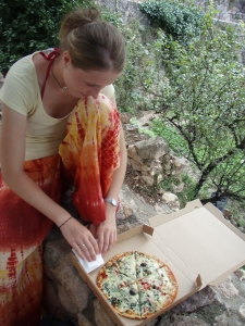 Zuzka a pizza - az v Alquezaru jsme si dali prvni hotove jidlo