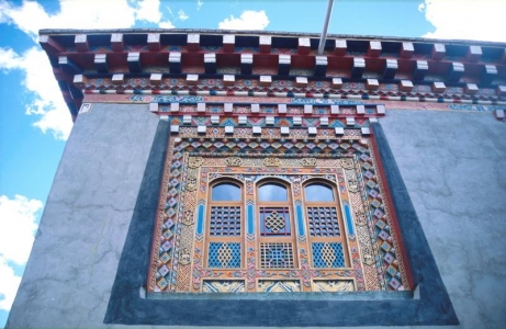 Tibetské domy mají často nádherně zdobená okna