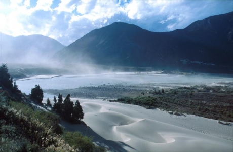 Výše v údolí Brahmaputry ( Yarlung Tsangpo) již panuje písečná bouře