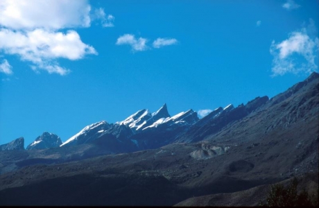 Nad údolím Brahmaputry se zvedají bizardní štíty