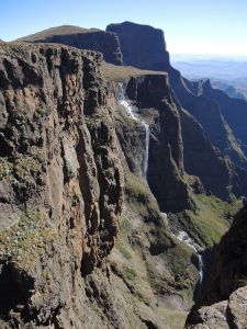 Tugela Falls celkovou výškou 983 m jsou nejvyšší kaskádou na světě.