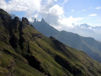 Výstup na escarpment je náročný - musíme zdolat 1700 m výškových , nádhera okolní krajiny nám dodává energii.