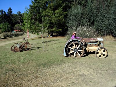 Dorazili jsme na konec Grand Escarpment Traversu - do Buschmans Nek , od blue tractoru se odbočovalo vpravo k obchodu, kde jsme si konečně nakoupili potraviny a pořádně se najedli.