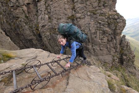Jitka a ostatní vystoupili po těchto žebřících - tzv. Chain Ladder