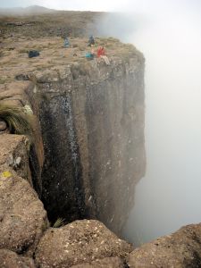 Escarpment nás přivítal mlhou - Robo na kraji útesu