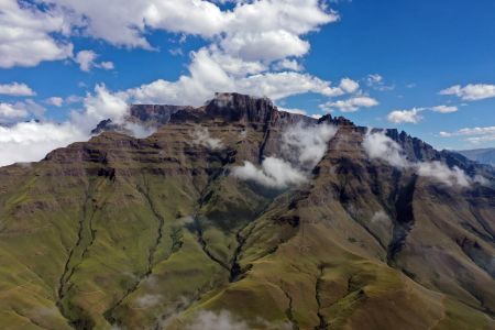 Neskutečná krása Dračích hor - Amphitheatre z dronu Roba